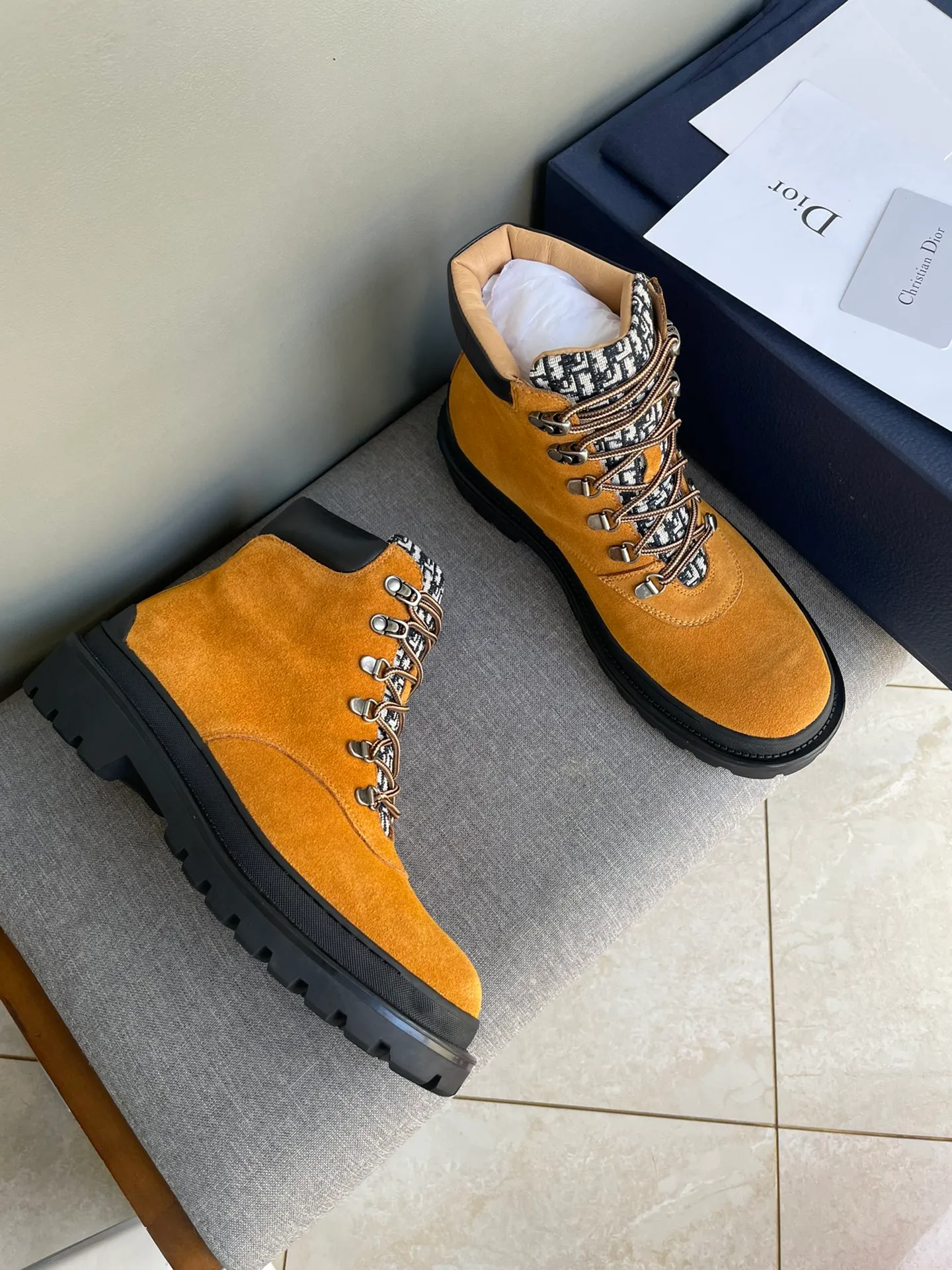 [DIOR] Top P: 1000💰 Number of yards: 39~44 (38.45 custom-made, non-refundable) Dior Dior~ Winter series, original 1:1 development Casual men's leather shoes Heavy investment, shoes and boots are made of imported cowhide + imported Dior special fabric Not easy to deform black cowhide lining Dior large hardware inlay Original TPU vacuum outsole, black cowhide Black open edge beads Military green suede Black suede Khaki suede leather is crafted by a large factory, and the perfect product is only prepared for you who know your taste! Any comparisons are welcome.